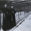 1975 - o. Apolinary Żak i br. Placyd Czernek na świeżo zrobionym chodniku przed klasztorem.