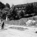 W 1962 r. przed klasztorem.