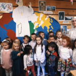 Jan Paweł II w serduszkach dzieci